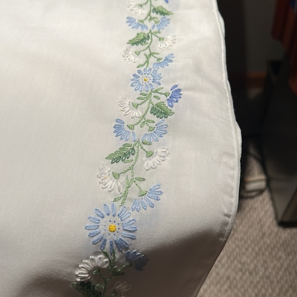 Hand embroidered 60 inch round tablecloth Never used perfect condition - Picture 4 of 6